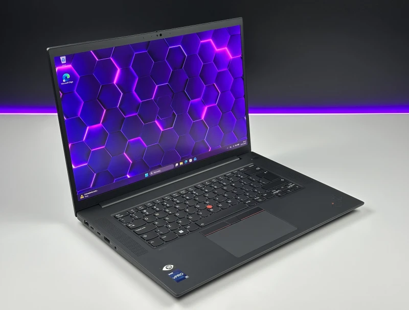 Lenovo ThinkPad P1 Gen 5 z i7-12800H, 4K UHD+ i RTX A1000. Smukła stacja robocza z klapą Carbon, czytnikiem linii papilarnych i Thunderbolt.