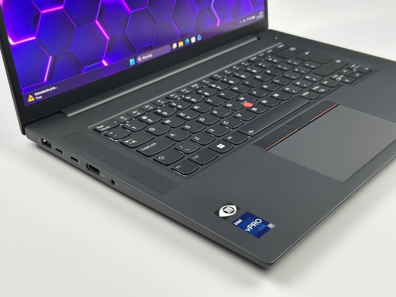 Lenovo ThinkPad P1 Gen 5 z i7-12800H, 4K UHD+ i RTX A1000. Smukła stacja robocza z klapą Carbon, czytnikiem linii papilarnych i Thunderbolt.