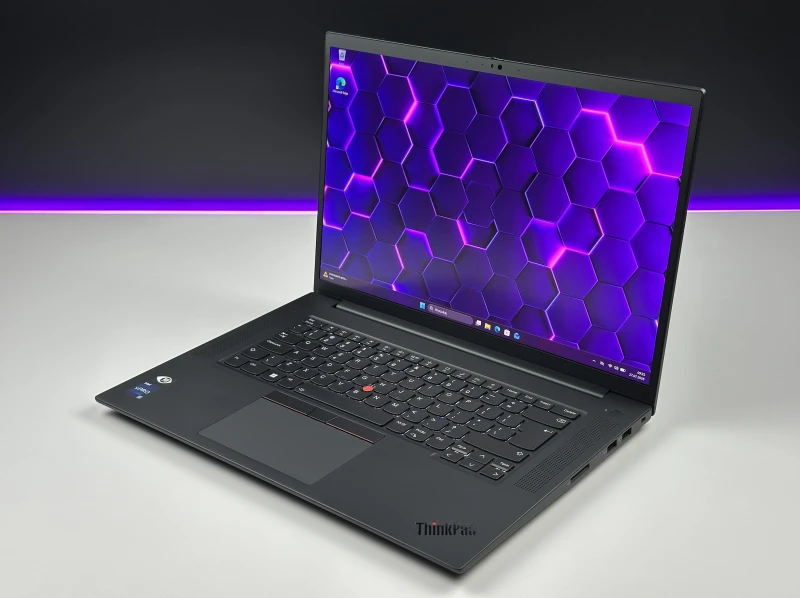 Lenovo ThinkPad P1 Gen 5 z i7-12800H, 4K UHD+ i RTX A1000. Smukła stacja robocza z klapą Carbon, czytnikiem linii papilarnych i Thunderbolt.