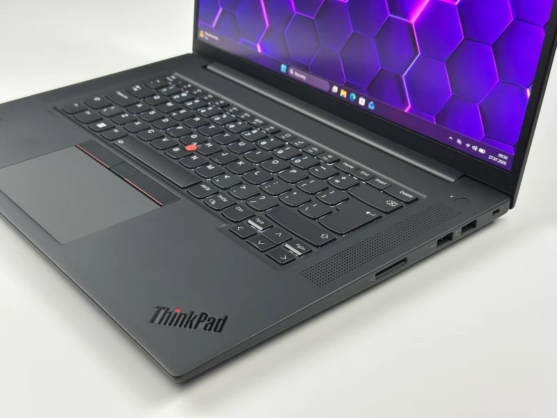 Lenovo ThinkPad P1 Gen 5 z i7-12800H, 4K UHD+ i RTX A1000. Smukła stacja robocza z klapą Carbon, czytnikiem linii papilarnych i Thunderbolt.
