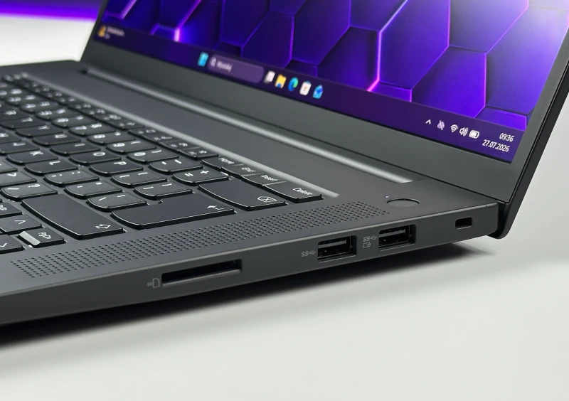 Lenovo ThinkPad P1 Gen 5 z i7-12800H, 4K UHD+ i RTX A1000. Smukła stacja robocza z klapą Carbon, czytnikiem linii papilarnych i Thunderbolt.