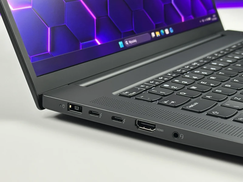 Lenovo ThinkPad P1 Gen 5 z i7-12800H, 4K UHD+ i RTX A1000. Smukła stacja robocza z klapą Carbon, czytnikiem linii papilarnych i Thunderbolt.