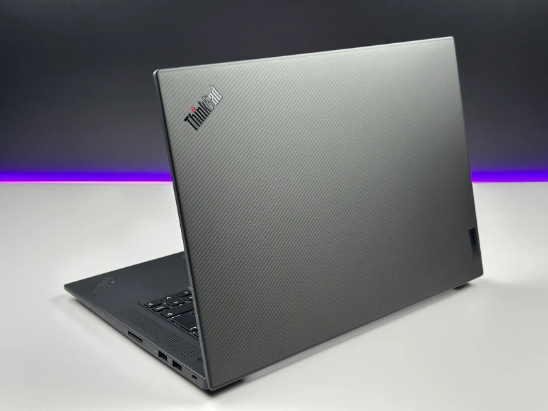 Lenovo ThinkPad P1 Gen 5 z i7-12800H, 4K UHD+ i RTX A1000. Smukła stacja robocza z klapą Carbon, czytnikiem linii papilarnych i Thunderbolt.