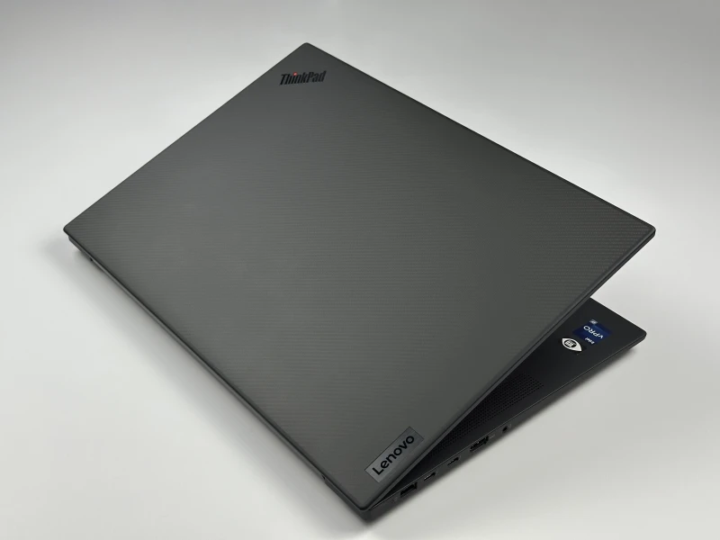 Lenovo ThinkPad P1 Gen 5 z i7-12800H, 4K UHD+ i RTX A1000. Smukła stacja robocza z klapą Carbon, czytnikiem linii papilarnych i Thunderbolt.