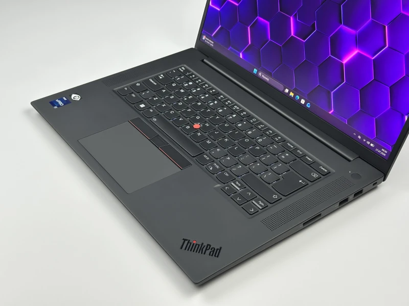 Lenovo ThinkPad P1 Gen 5 z i7-12800H, 4K UHD+ i RTX A1000. Smukła stacja robocza z klapą Carbon, czytnikiem linii papilarnych i Thunderbolt.