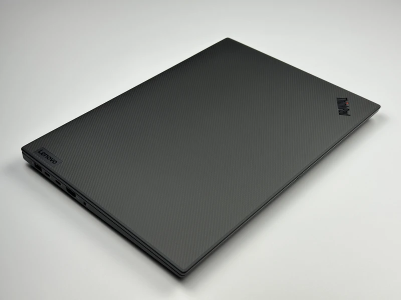 Lenovo ThinkPad P1 Gen 5 z i7-12800H, 4K UHD+ i RTX A1000. Smukła stacja robocza z klapą Carbon, czytnikiem linii papilarnych i Thunderbolt.