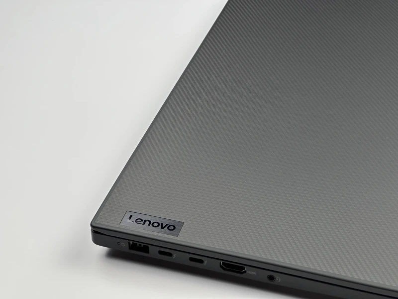 Lenovo ThinkPad P1 Gen 5 z i7-12800H, 4K UHD+ i RTX A1000. Smukła stacja robocza z klapą Carbon, czytnikiem linii papilarnych i Thunderbolt.