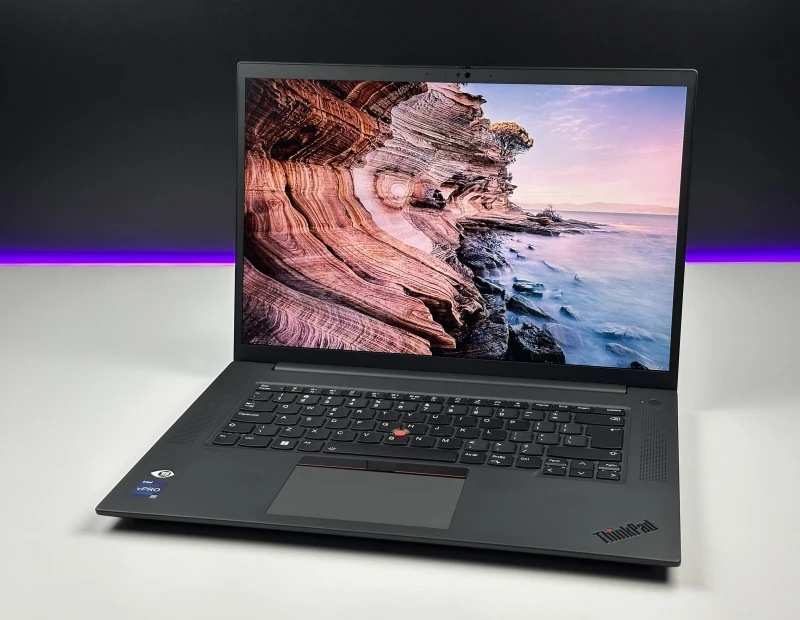 Lenovo ThinkPad P1 Gen 5 z i7-12800H, 4K UHD+ i RTX A1000. Smukła stacja robocza z klapą Carbon, czytnikiem linii papilarnych i Thunderbolt.