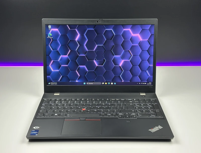 Lenovo ThinkPad P15v Gen 3 z i7-12800H, ekranem 15.6" FHD i NVIDIA T1200. Mobilna stacja robocza z pamięcią DDR5 do CAD i pracy technicznej.