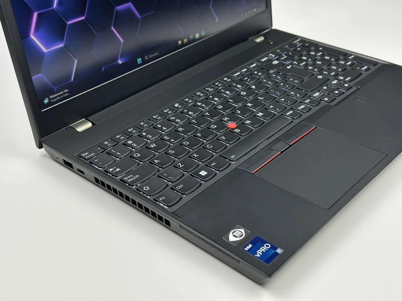Lenovo ThinkPad P15v Gen 3 z i7-12800H, ekranem 15.6" FHD i NVIDIA T1200. Mobilna stacja robocza z pamięcią DDR5 do CAD i pracy technicznej.