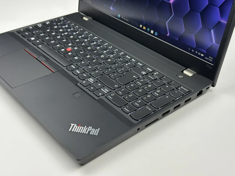 Lenovo ThinkPad P15v Gen 3 z i7-12800H, ekranem 15.6" FHD i NVIDIA T1200. Mobilna stacja robocza z pamięcią DDR5 do CAD i pracy technicznej.