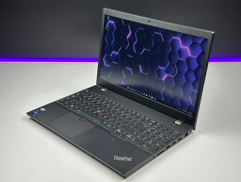 Lenovo ThinkPad P15v Gen 3 z i7-12800H, ekranem 15.6" FHD i NVIDIA T1200. Mobilna stacja robocza z pamięcią DDR5 do CAD i pracy technicznej.
