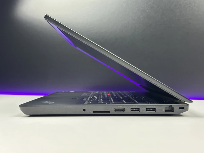 Lenovo ThinkPad P15v Gen 3 z i7-12800H, ekranem 15.6" FHD i NVIDIA T1200. Mobilna stacja robocza z pamięcią DDR5 do CAD i pracy technicznej.