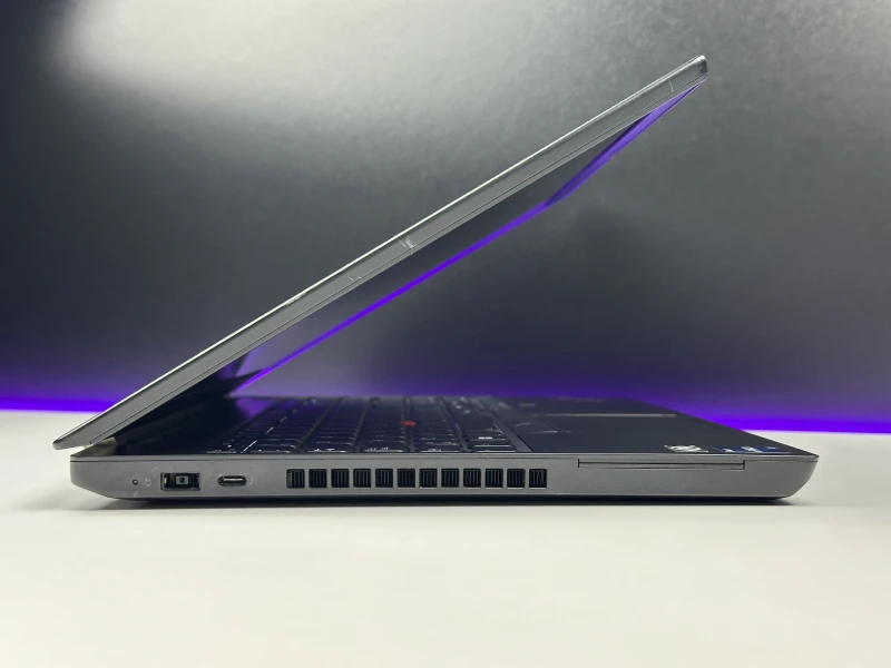 Lenovo ThinkPad P15v Gen 3 z i7-12800H, ekranem 15.6" FHD i NVIDIA T1200. Mobilna stacja robocza z pamięcią DDR5 do CAD i pracy technicznej.