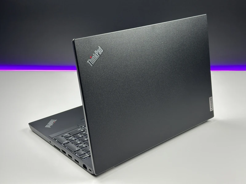 Lenovo ThinkPad P15v Gen 3 z i7-12800H, ekranem 15.6" FHD i NVIDIA T1200. Mobilna stacja robocza z pamięcią DDR5 do CAD i pracy technicznej.