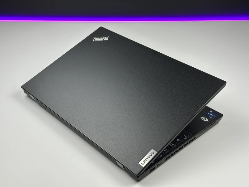 Lenovo ThinkPad P15v Gen 3 z i7-12800H, ekranem 15.6" FHD i NVIDIA T1200. Mobilna stacja robocza z pamięcią DDR5 do CAD i pracy technicznej.