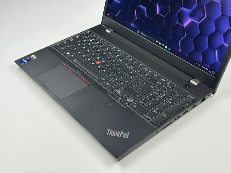 Lenovo ThinkPad P15v Gen 3 z i7-12800H, ekranem 15.6" FHD i NVIDIA T1200. Mobilna stacja robocza z pamięcią DDR5 do CAD i pracy technicznej.