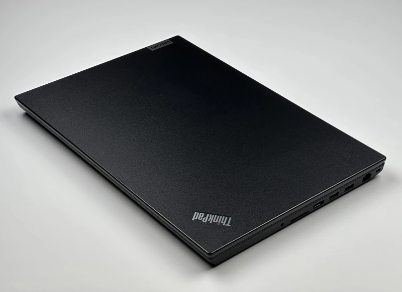 Lenovo ThinkPad P15v Gen 3 z i7-12800H, ekranem 15.6" FHD i NVIDIA T1200. Mobilna stacja robocza z pamięcią DDR5 do CAD i pracy technicznej.