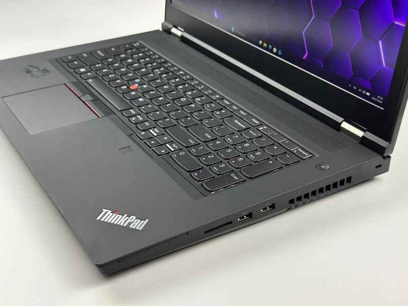 Lenovo ThinkPad P17 Gen 1 - procesor i7-10850H, ekran 17.3", Quadro RTX 3000. Stacja robocza z klawiaturą US, 4 slotami RAM i obsługą dysków M.2.