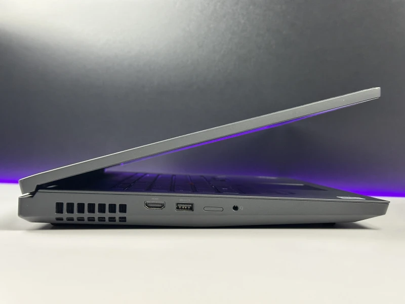 Lenovo ThinkPad P17 Gen 1 - procesor i7-10850H, ekran 17.3", Quadro RTX 3000. Stacja robocza z klawiaturą US, 4 slotami RAM i obsługą dysków M.2.
