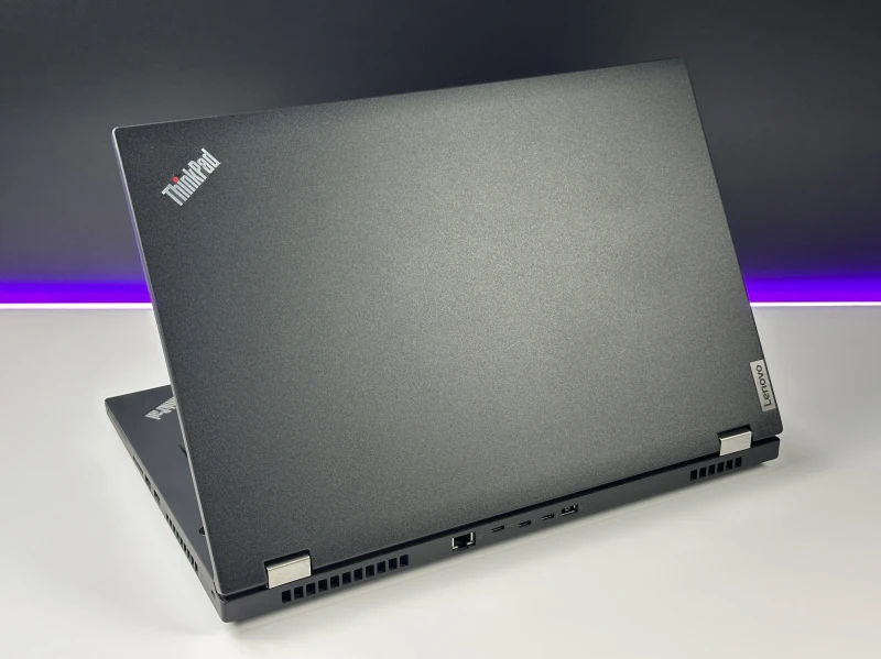 Lenovo ThinkPad P17 Gen 1 - procesor i7-10850H, ekran 17.3", Quadro RTX 3000. Stacja robocza z klawiaturą US, 4 slotami RAM i obsługą dysków M.2.