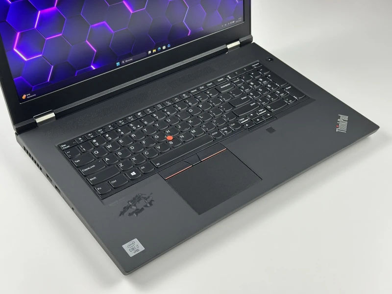 Lenovo ThinkPad P17 Gen 1 - procesor i7-10850H, ekran 17.3", Quadro RTX 3000. Stacja robocza z klawiaturą US, 4 slotami RAM i obsługą dysków M.2.