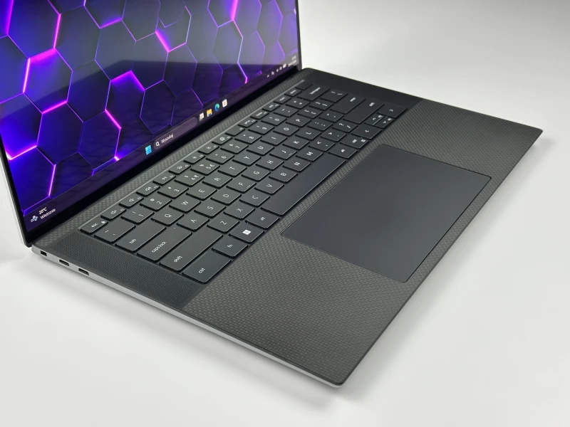 Dell Precision 5570 z i7-12800H, 15.6" 3.5K OLED i RTX A2000. Smukła stacja robocza z klawiaturą US, DDR5 i ekranem o wysokim kontraście.