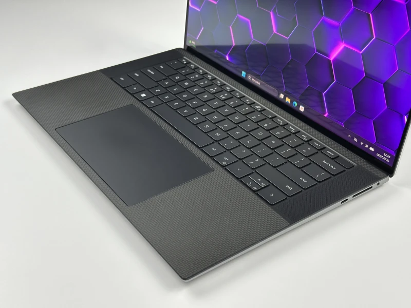 Dell Precision 5570 z i7-12800H, 15.6" 3.5K OLED i RTX A2000. Smukła stacja robocza z klawiaturą US, DDR5 i ekranem o wysokim kontraście.
