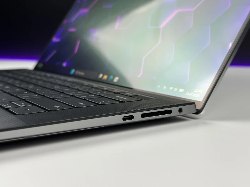 Dell Precision 5570 z i7-12800H, 15.6" 3.5K OLED i RTX A2000. Smukła stacja robocza z klawiaturą US, DDR5 i ekranem o wysokim kontraście.