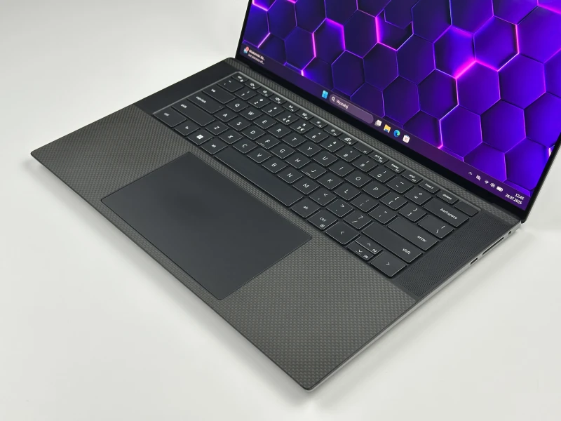 Dell Precision 5570 z i7-12800H, 15.6" 3.5K OLED i RTX A2000. Smukła stacja robocza z klawiaturą US, DDR5 i ekranem o wysokim kontraście.