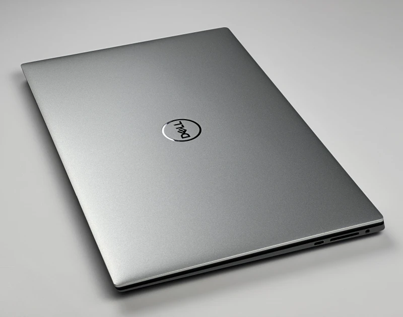 Dell Precision 5570 z i7-12800H, 15.6" 3.5K OLED i RTX A2000. Smukła stacja robocza z klawiaturą US, DDR5 i ekranem o wysokim kontraście.