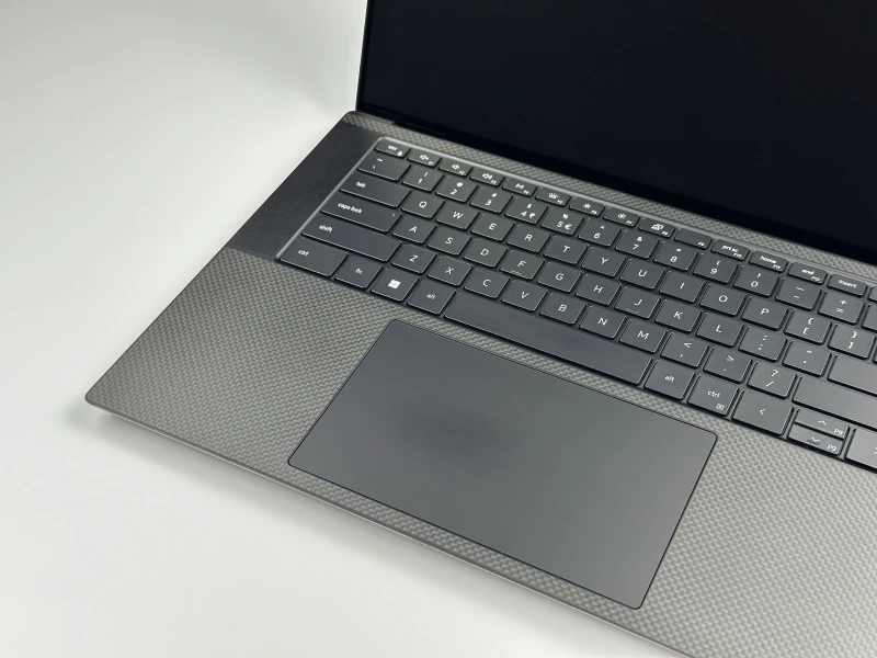 Dell Precision 5570 z i7-12800H, 15.6" 3.5K OLED i RTX A2000. Smukła stacja robocza z klawiaturą US, DDR5 i ekranem o wysokim kontraście.