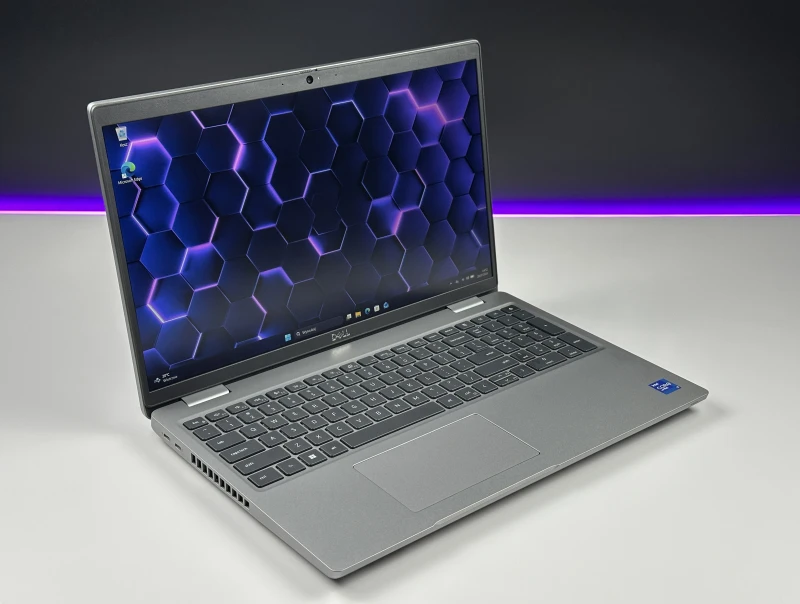 Dell Latitude 5521 z i7-11850H, ekranem 15.6" FHD i klawiaturą US. Wydajny laptop biznesowy z procesorem serii H i obsługą Thunderbolt 4.