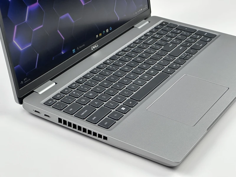 Dell Latitude 5521 z i7-11850H, ekranem 15.6" FHD i klawiaturą US. Wydajny laptop biznesowy z procesorem serii H i obsługą Thunderbolt 4.