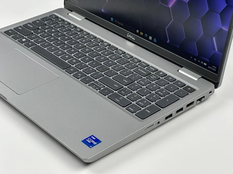 Dell Latitude 5521 z i7-11850H, ekranem 15.6" FHD i klawiaturą US. Wydajny laptop biznesowy z procesorem serii H i obsługą Thunderbolt 4.