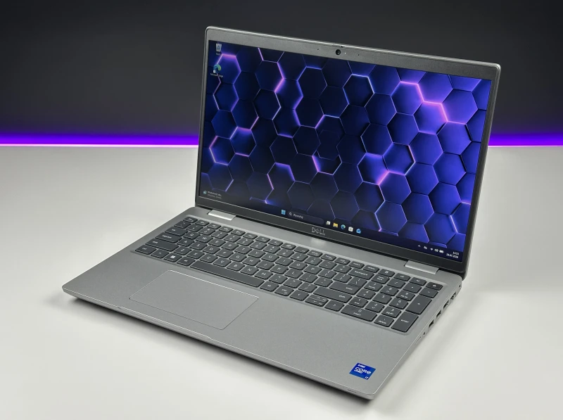 Dell Latitude 5521 z i7-11850H, ekranem 15.6" FHD i klawiaturą US. Wydajny laptop biznesowy z procesorem serii H i obsługą Thunderbolt 4.