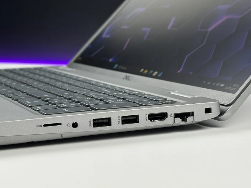 Dell Latitude 5521 z i7-11850H, ekranem 15.6" FHD i klawiaturą US. Wydajny laptop biznesowy z procesorem serii H i obsługą Thunderbolt 4.