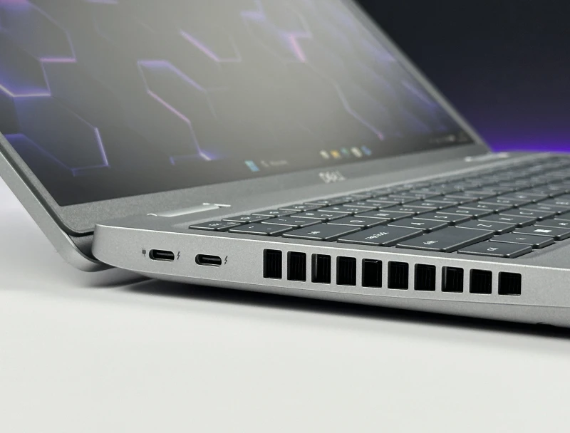 Dell Latitude 5521 z i7-11850H, ekranem 15.6" FHD i klawiaturą US. Wydajny laptop biznesowy z procesorem serii H i obsługą Thunderbolt 4.