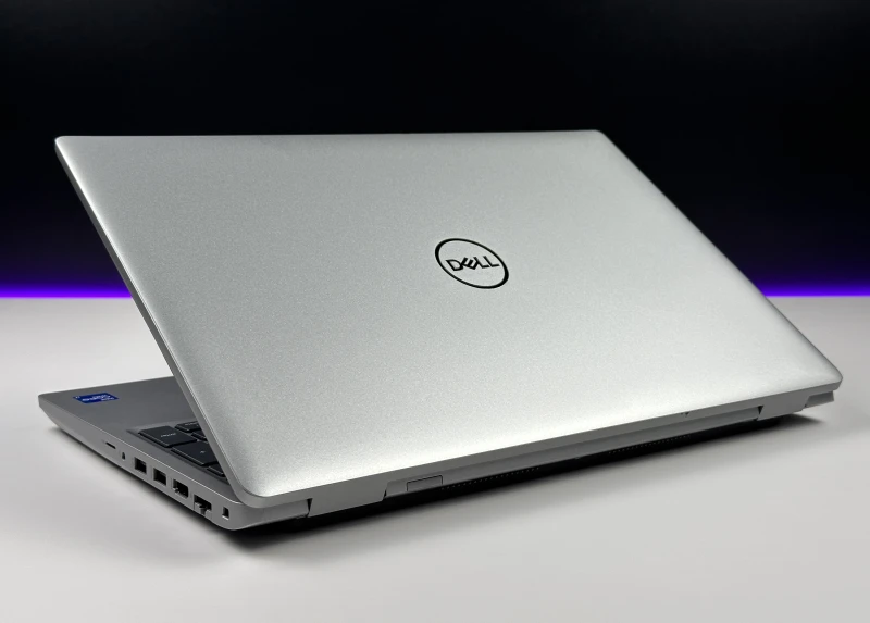 Dell Latitude 5521 z i7-11850H, ekranem 15.6" FHD i klawiaturą US. Wydajny laptop biznesowy z procesorem serii H i obsługą Thunderbolt 4.