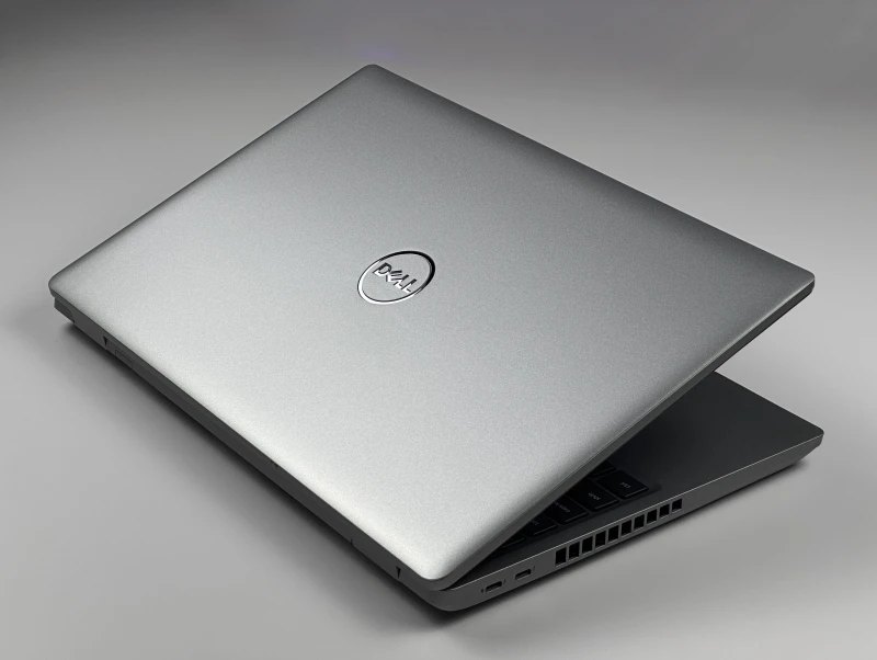 Dell Latitude 5521 z i7-11850H, ekranem 15.6" FHD i klawiaturą US. Wydajny laptop biznesowy z procesorem serii H i obsługą Thunderbolt 4.