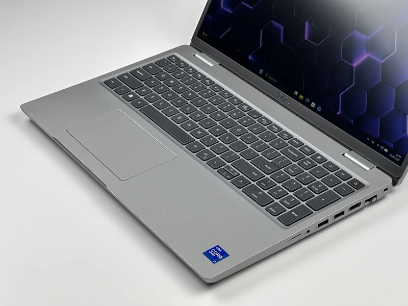 Dell Latitude 5521 z i7-11850H, ekranem 15.6" FHD i klawiaturą US. Wydajny laptop biznesowy z procesorem serii H i obsługą Thunderbolt 4.