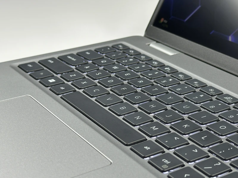Dell Latitude 5521 z i7-11850H, ekranem 15.6" FHD i klawiaturą US. Wydajny laptop biznesowy z procesorem serii H i obsługą Thunderbolt 4.