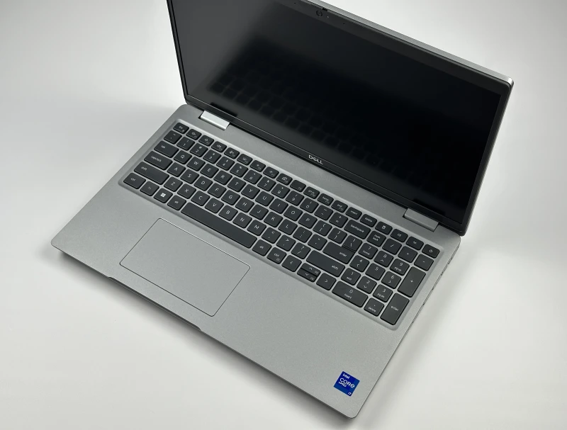 Dell Latitude 5521 z i7-11850H, ekranem 15.6" FHD i klawiaturą US. Wydajny laptop biznesowy z procesorem serii H i obsługą Thunderbolt 4.