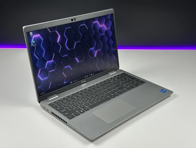 Dell Latitude 5520 i5-1135G7, 15.6" FHD, modem LTE. Biznesowy laptop z Intel Iris Xe i portami Thunderbolt 4 do wygodnej pracy mobilnej.