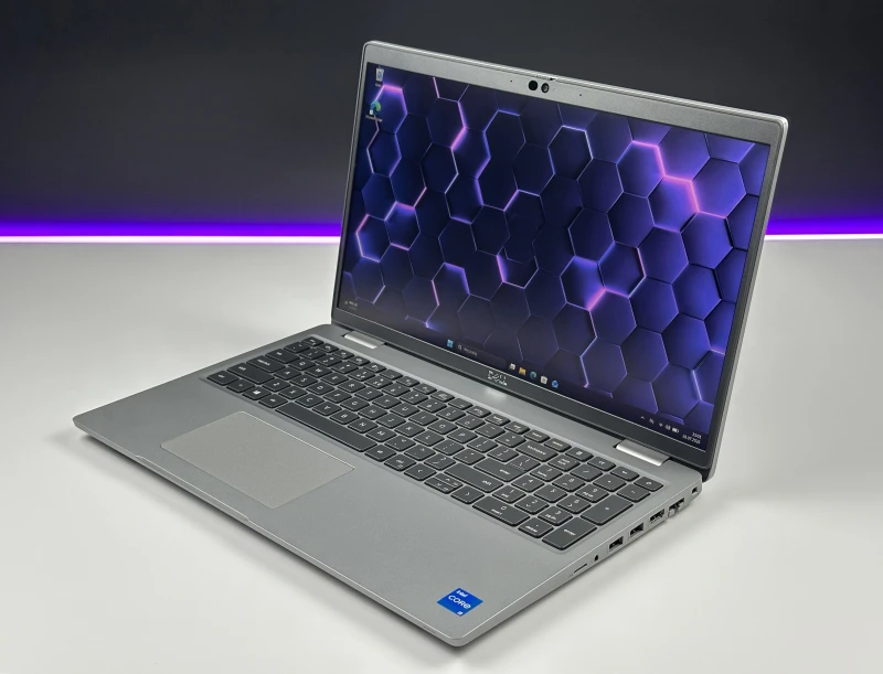 Dell Latitude 5520 i5-1135G7, 15.6" FHD, modem LTE. Biznesowy laptop z Intel Iris Xe i portami Thunderbolt 4 do wygodnej pracy mobilnej.
