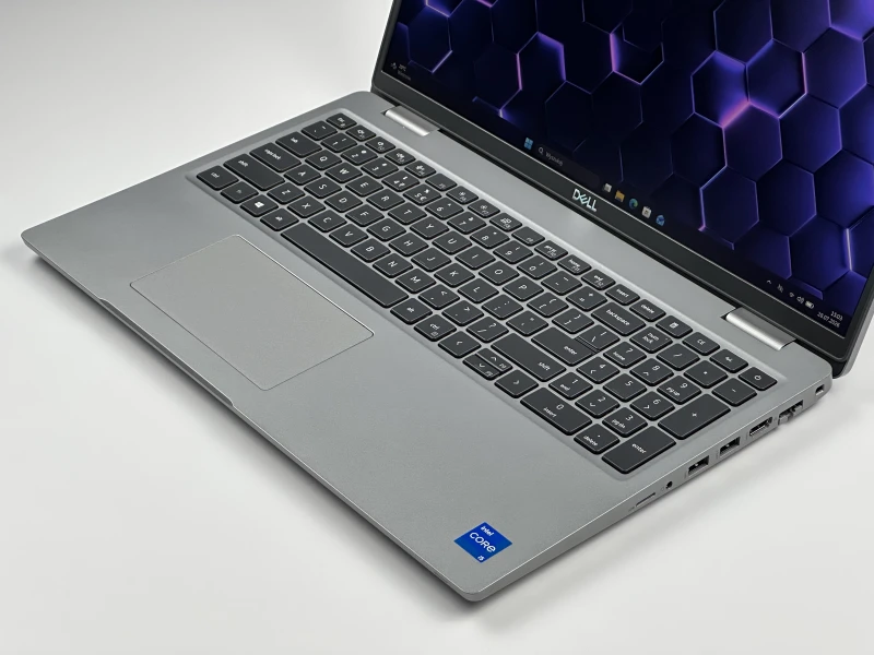 Dell Latitude 5520 i5-1135G7, 15.6" FHD, modem LTE. Biznesowy laptop z Intel Iris Xe i portami Thunderbolt 4 do wygodnej pracy mobilnej.