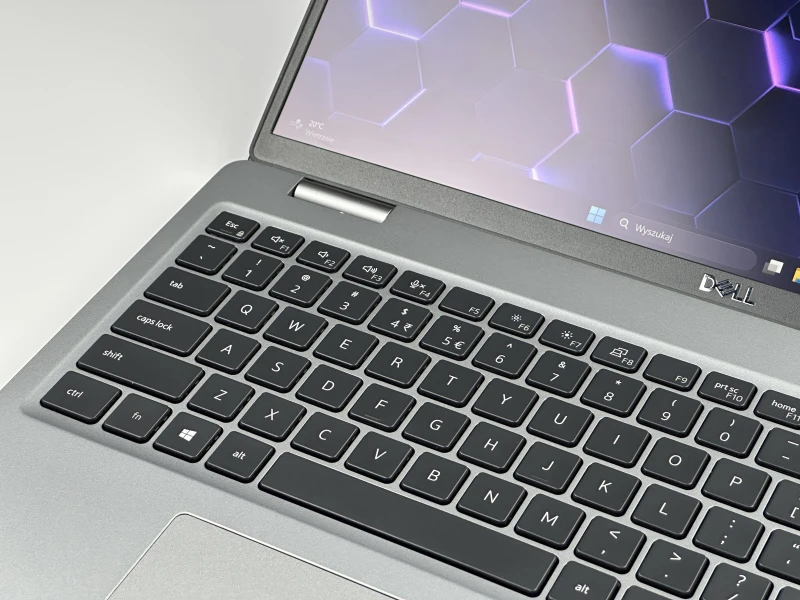 Dell Latitude 5520 i5-1135G7, 15.6" FHD, modem LTE. Biznesowy laptop z Intel Iris Xe i portami Thunderbolt 4 do wygodnej pracy mobilnej.
