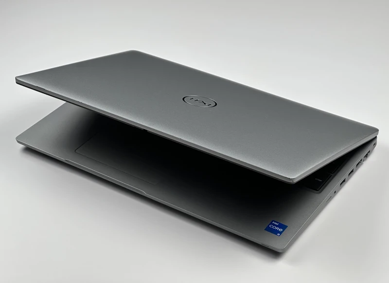 Dell Latitude 5520 i5-1135G7, 15.6" FHD, modem LTE. Biznesowy laptop z Intel Iris Xe i portami Thunderbolt 4 do wygodnej pracy mobilnej.