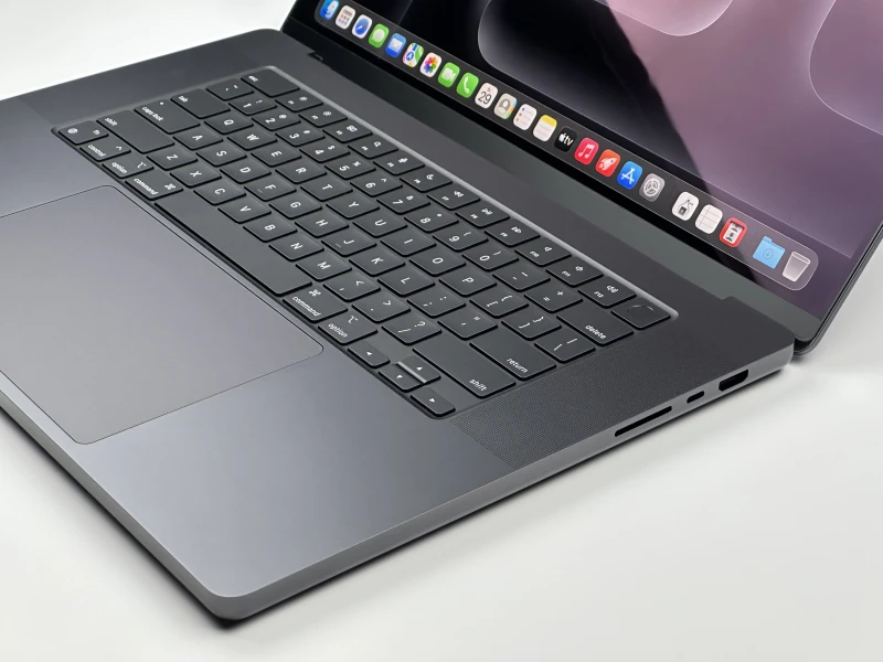 MacBook Pro 16 A3403 Space Black z M4 Pro, 48GB RAM i 1TB SSD. Ekran XDR 120Hz oraz Thunderbolt 5 dla pracy bez kompromisów.