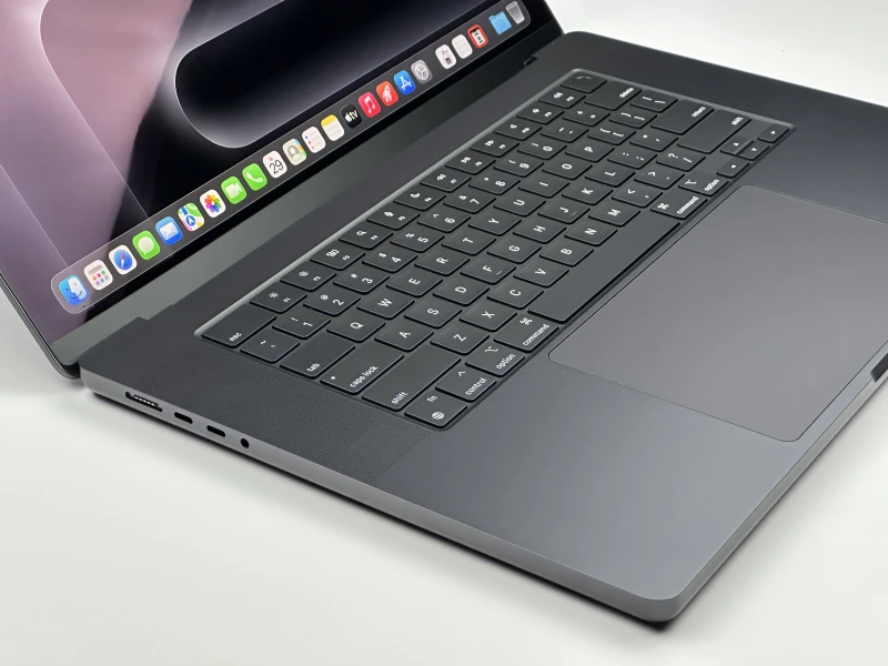 MacBook Pro 16 A3403 Space Black z M4 Pro, 48GB RAM i 1TB SSD. Ekran XDR 120Hz oraz Thunderbolt 5 dla pracy bez kompromisów.
